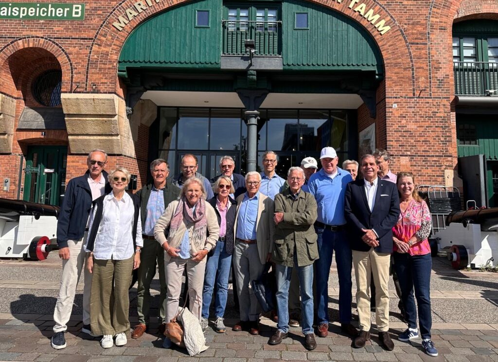 Tradition der Hanse: Die Teilnehmer der Sommerreise vor dem Maritimen Museum von Peter Tamm 
